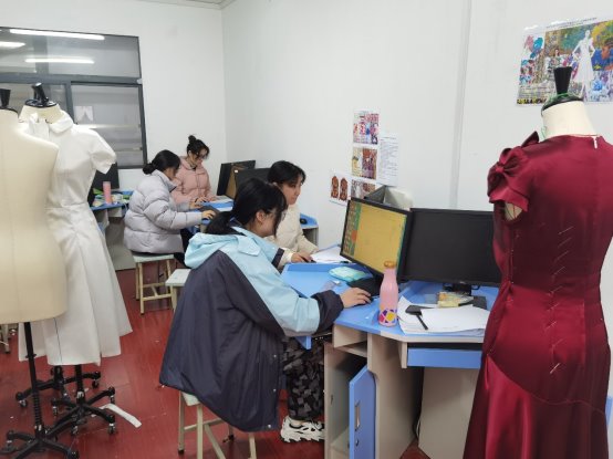 房间里的人们&#xA;&#xA;描述已自动生成