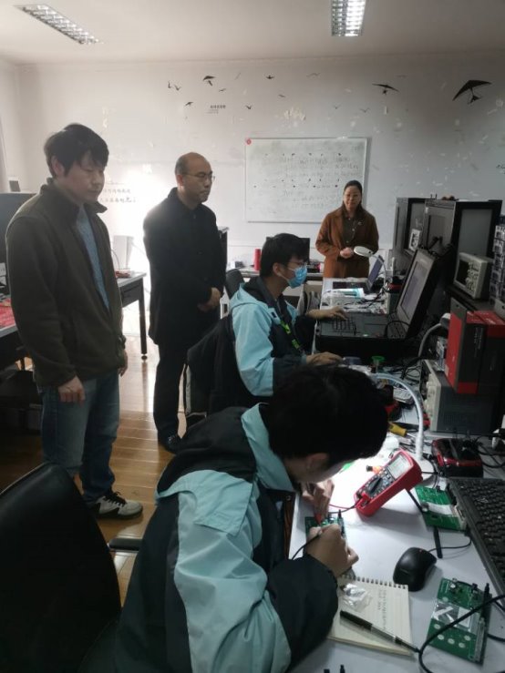 一群人在房间里&#xA;&#xA;描述已自动生成