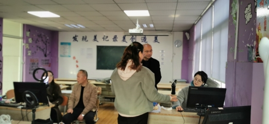 人们在看台上的人在房间里&#xA;&#xA;描述已自动生成