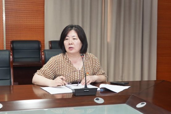 桌子上放着笔记本电脑的女人&#xA;&#xA;中度可信度描述已自动生成