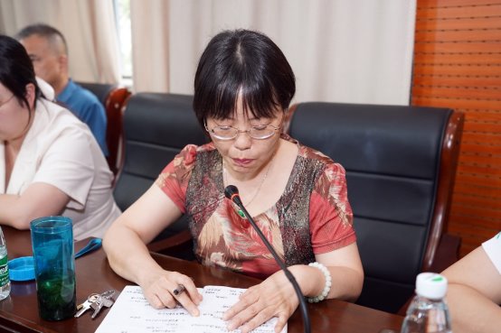 小孩看着桌子上的电脑&#xA;&#xA;中度可信度描述已自动生成