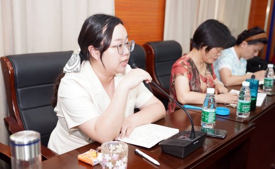 男人和女人在桌子前吃东西&#xA;&#xA;中度可信度描述已自动生成