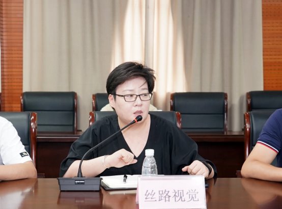 桌子上放着笔记本电脑的人&#xA;&#xA;中度可信度描述已自动生成
