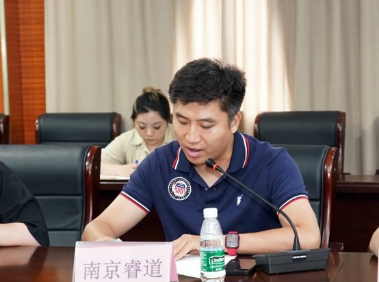 图片包含 室内, 人, 桌子, 笔记本&#xA;&#xA;描述已自动生成