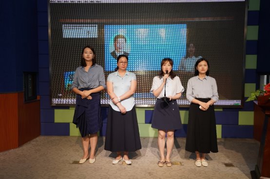 一群人站在屏幕前&#xA;&#xA;低可信度描述已自动生成