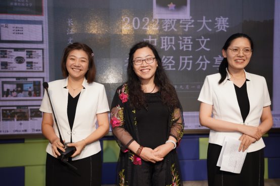 男人和女人站在一起合影的一群人&#xA;&#xA;描述已自动生成