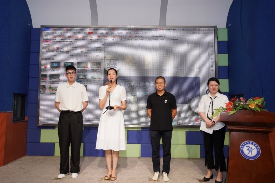 一群人站在室内合影&#xA;&#xA;中度可信度描述已自动生成