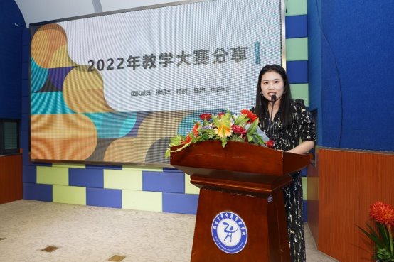 图片包含 建筑, 桌子, 站, 女人&#xA;&#xA;描述已自动生成