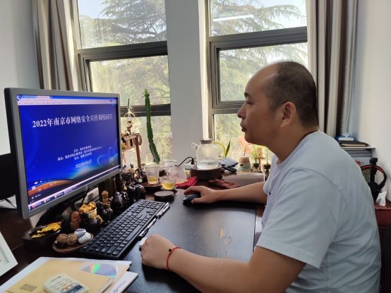 电脑前的男人&#xA;&#xA;中度可信度描述已自动生成