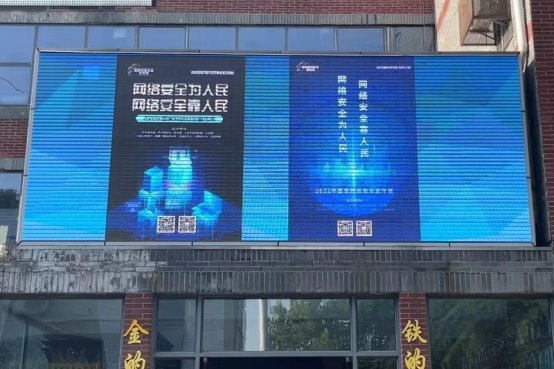 街道上有店铺的标志蓝色背景白色的字&#xA;&#xA;中度可信度描述已自动生成