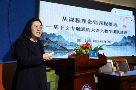 人站在电脑前&#xA;&#xA;中度可信度描述已自动生成