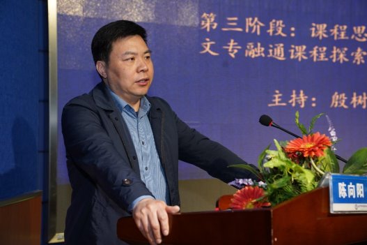 穿着西装笔挺的男子与图片配字&#xA;&#xA;描述已自动生成