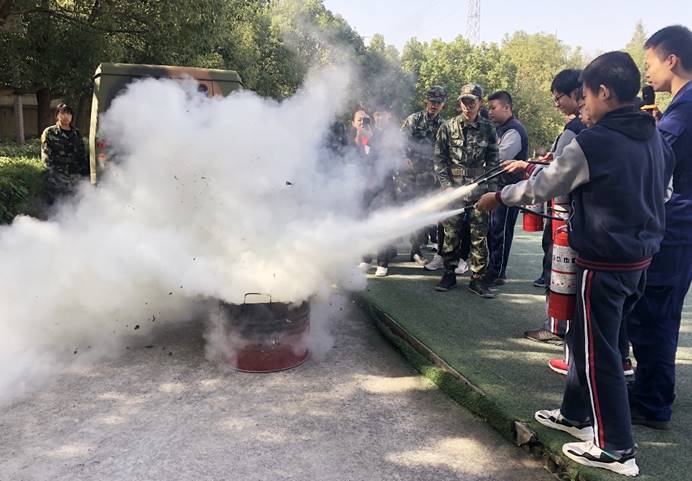 图片包含 武器, 户外, 人, 路描述已自动生成