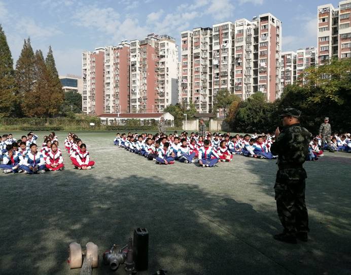 一群人在河边的城市描述已自动生成